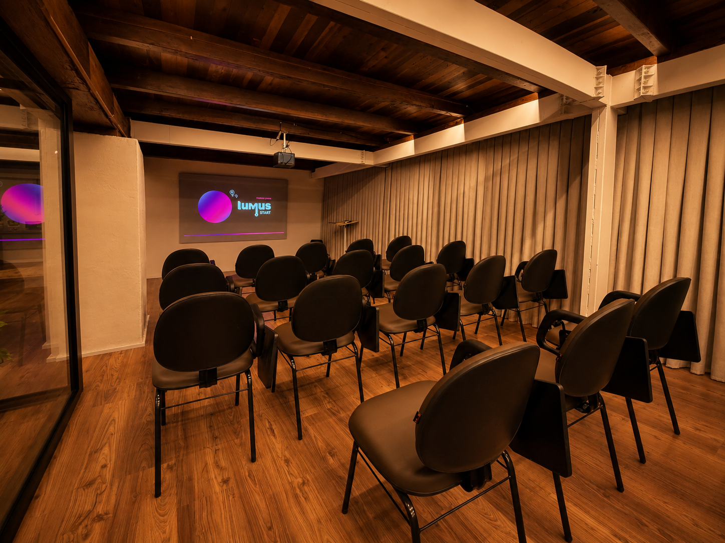 Sala de imersão Lumus Academy com cadeiras